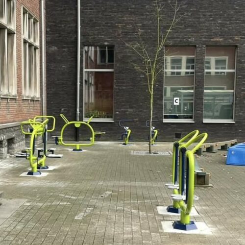 Voorbeeld van een sportief ingericht schoolplein met een aantal van onze buiten fitnesstoestellen voort kinderen.